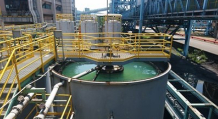desulfurization wastewater from a thermal power station is removed using a flocculant